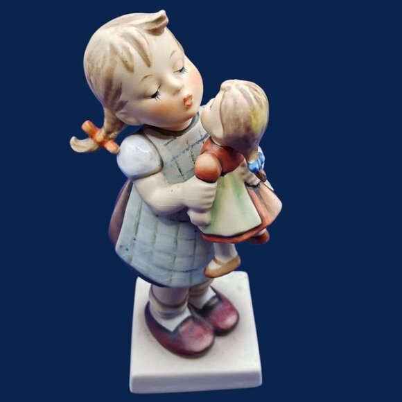 Hummel Goebel Vtg Figurine "Kiss Me" Girl With Doll '6' - Picture 9 of 10